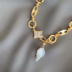 «SEONA» Semi-Fine Chain And Baroque Pearl Necklace - Image 3