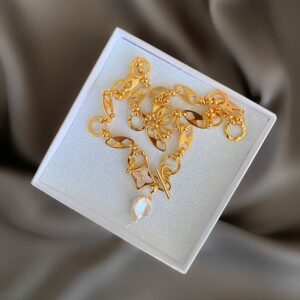 «SEONA» Semi-Fine Chain And Baroque Pearl Necklace - Image 4