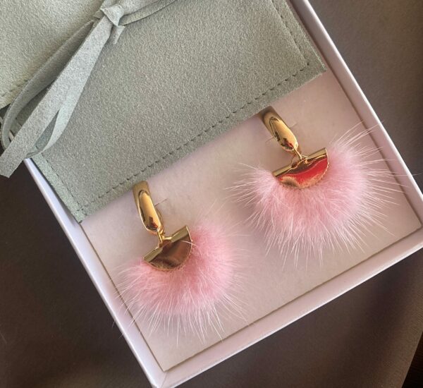 «À LA RUSSE» Semi-Fine Trendy Earrings With Pink Fur - English Lock