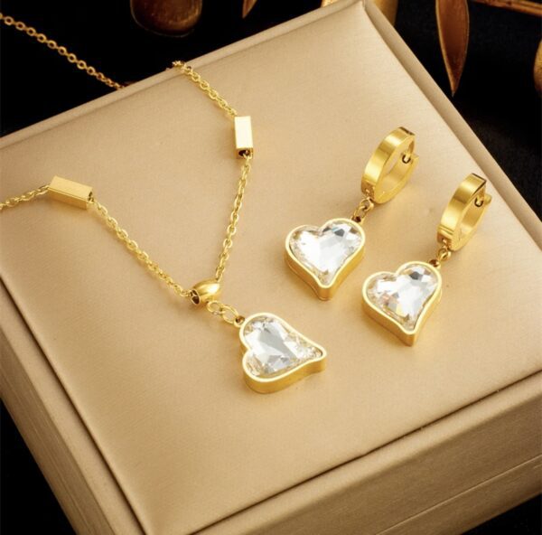 «CRYSTAL HEART» New Fashion Waterproof Crystal Pendant Necklace & Earrings Jewellery Set For Women / Gold Color⠀