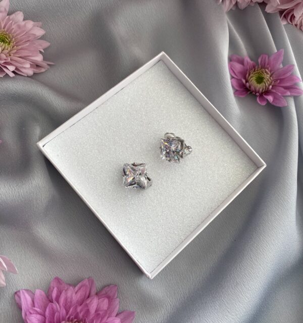 «SQUARE CRYSTAL» Beautiful Czech Crystal Earrings-Clips Silver Color